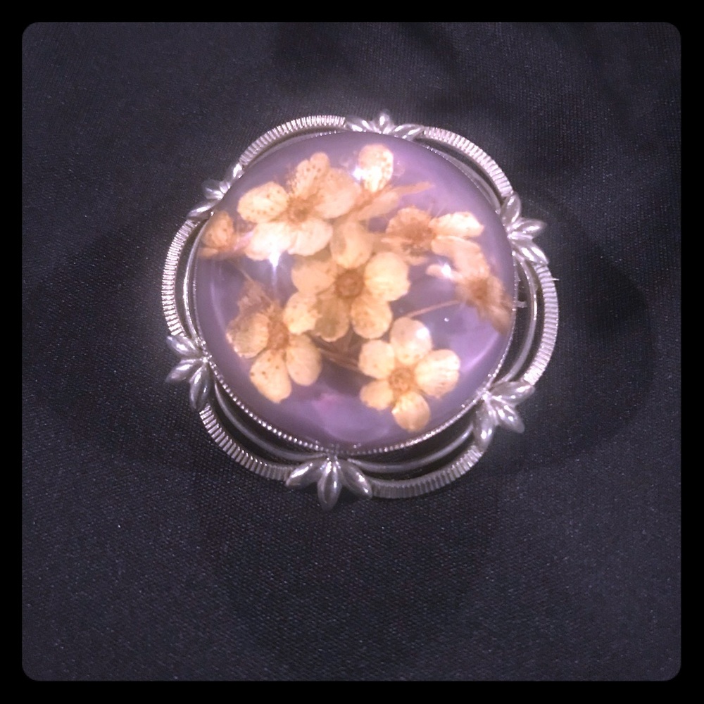 Vintage Bubble Brooch/Pendant with real flowers.